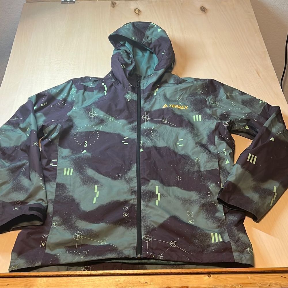 Adidas TERREX‎ / FT9917 Camo Rain J Noble Purple-Green / Large Jacket